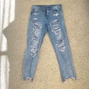 ripped light wash american eagle jeans!